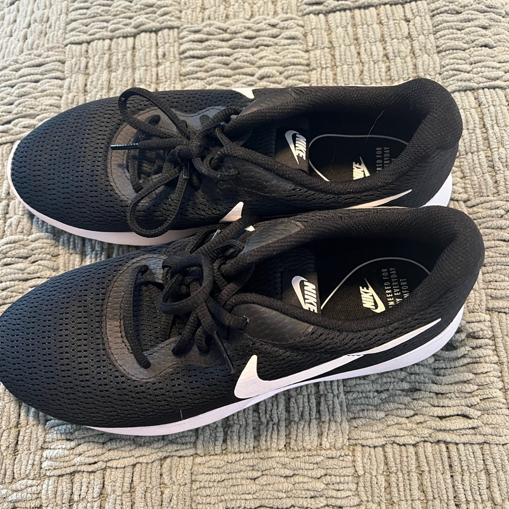 Nike black women’s Tanjun sneakers size 9 - Picture 3 of 6